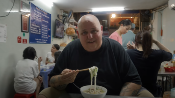 Khách Tây thử phở bò đắt đỏ và phở gà 50 nghìn ở Hà Nội, khen cả hai đều ngon