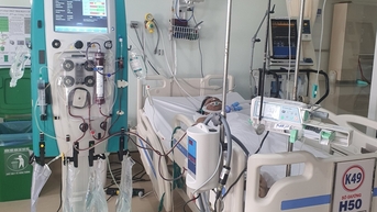Ba người nguy kịch do ngộ độc rượu