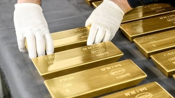 Giá vàng SJC không còn "một mình một chợ", nhà đầu tư lỗ nặng, thế giới trụ vững