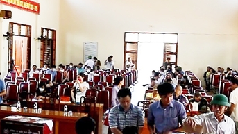 Phó Chủ tịch huyện lên tiếng về em trai, cháu ruột trúng đấu giá 43 lô đất