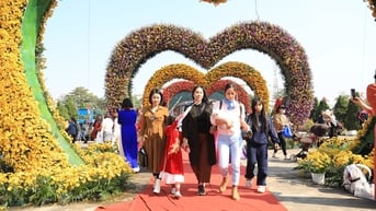 Du khách ùn ùn đổ về Festival hoa Mê Linh dịp cuối tuần