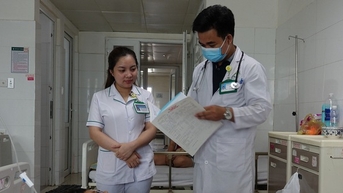 Trời nắng nóng, trẻ em miền Tây vào viện nhiều hơn