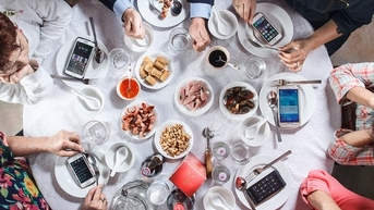 Giảm "gặp gỡ" qua công nghệ để gắn kết gia đình