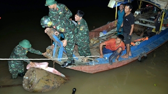 Trục vớt quả bom nặng hơn 1,3 tấn gần cầu Long Biên