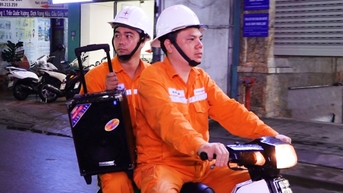 Phát loa trên phố kêu gọi người dân tiết kiệm điện