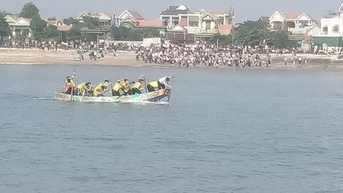 Tưng bừng hội đua thuyền xông biển đầu xuân ở Nghệ An