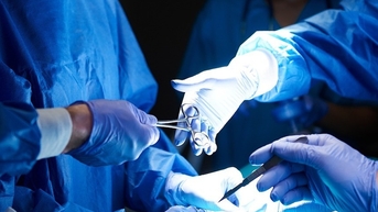 Đỉa dài sống hai tháng trong cổ họng người đàn ông