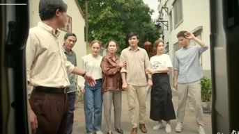 Cả nhà "đổi chiến thuật" với Công