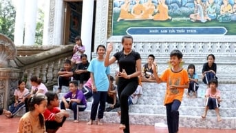 Cô gái 9x đắm mình với điệu múa Khmer