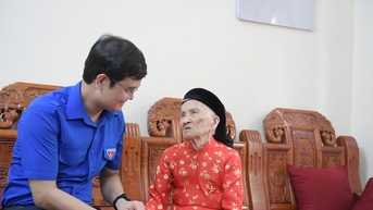 Bí thư thứ nhất T.Ư Đoàn thăm, tặng quà Mẹ Việt Nam Anh hùng