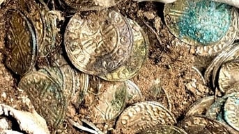 Kho báu ngàn năm lộ ra giữa công trường nhà máy hạt nhân