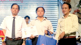Gần 1 tỉ đồng tiếp sức tân SV Nam Trung Bộ: Học bổng không phải từ thiện mà là sự ghi nhận