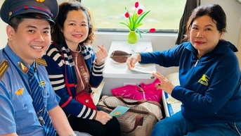 Hành khách tàu Sài Gòn bất ngờ được nhận lì xì đầu năm