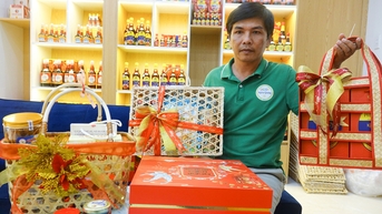 Giỏ quà sản phẩm OCOP và túi gạo ST25 trồng vùng đất Kiên Giang bán đắt ngày Tết