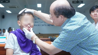 Tìm lại nụ cười cho bé trai biến dạng mặt sau tai nạn pháo nổ