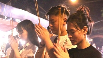 យុវជន​ហាណូយ​អញ្ជើញ​គ្នា​ទៅ​ព្រះវិហារ​តៃហូ ដើម្បី​បន់ស្រន់​នៅ​ពេល​ព្រលឹម​ថ្ងៃ​ទី ១៥ នៃ​ខែ ៧ តាម​ច័ន្ទគតិ។