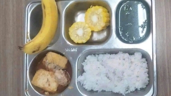 Nhà trường lên tiếng về hình ảnh bữa cơm trưa cho trẻ như "suất ăn kiêng"