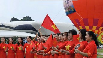 Xúc động khoảnh khắc khinh khí cầu kéo cờ Tổ quốc bay cao