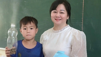 Món quà 20/11 gây sốt và chuyện cô giáo đi ăn cỗ luôn gói về cho học sinh