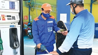 Giá xăng RON 95 III vượt 23.000/lít
