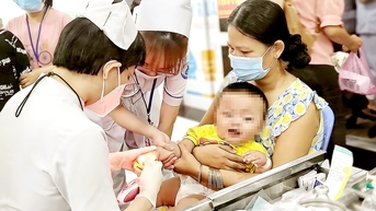 Bệnh tay chân miệng vào cao điểm, nhiều ca biến chứng nặng
