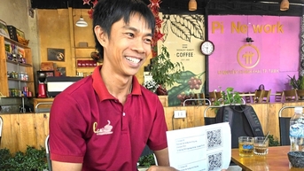 វិធី​មិន​ធម្មតា​របស់​ម្ចាស់​ហាង​កាហ្វេ​ក្នុង​ការ​ជួយ​ប្រជាជន​ដែល​រងគ្រោះ​ដោយ​ខ្យល់​ព្យុះ និង​ទឹកជំនន់