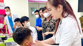 폭죽 폭발로 입술이 빠지고 이가 튀어나온 11세 소년의 얼굴을 재건하기 위한 미세수술