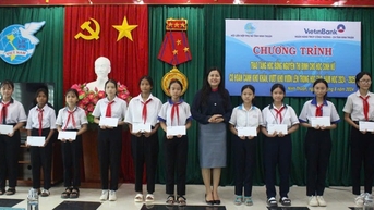 Trao tặng 25 suất học bổng cho học sinh nữ vượt khó học giỏi tại Ninh Thuận