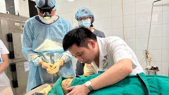 Rớt nước mắt bác sĩ ôm mẹ lần cuối sau khi hiến giác mạc mẹ