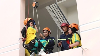 ‘Lính cứu hỏa’ nhí đu dây, trèo nhà cao tầng chữa cháy, cứu nạn