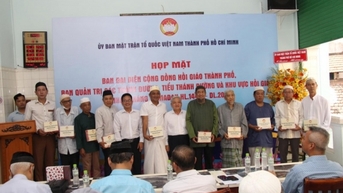 An Giang, TP.HCM tặng quà cho cộng đồng Hồi giáo nhân tháng lễ Ramadan 2024