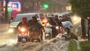 Mưa lớn trong 2 giờ, cô gái chạy xe máy ngã nhào khi qua 'rốn ngập' ở Đồng Nai