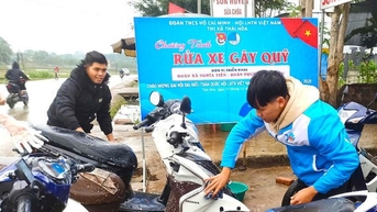 Thanh niên rửa xe gây quỹ từ thiện
