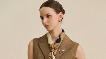 Mặc đẹp đi làm, đi chơi cùng áo vest cách điệu