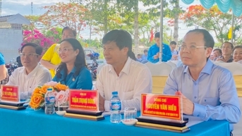 Khánh thành “Đường cờ Tổ quốc” và trao học bổng cho học sinh TP Cần Thơ