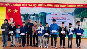 Ấm áp nghĩa tình gửi đến học sinh vùng cao Đàm Thủy