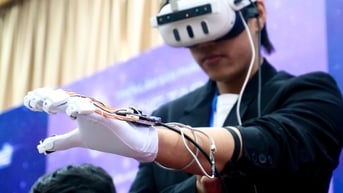 Chế tạo găng tay phản hồi xúc giác, sinh viên Bách khoa giành giải nhất Sáng tạo trẻ 2024