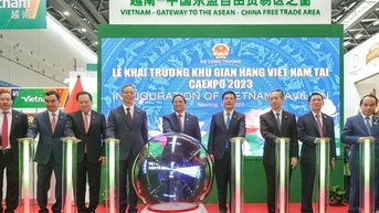 총리: 베트남이 ASEAN 간 상품의 중계지가 되기를 바랍니다.