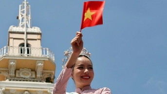 Khán giả vây quanh xe diễu hành của Hoa hậu Thanh Thủy
