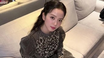 Jisoo luôn diện đồ đắt đỏ tại sự kiện, có lần đeo vòng trị giá 1 triệu USD