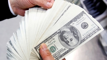 Người được kẻ mất khi USD mất giá