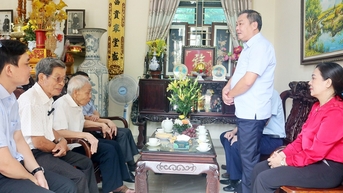 Lãnh đạo TP Hà Nội thăm, tặng quà cựu chiến binh tham gia giải phóng Thủ đô