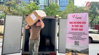 Tặng hàng nghìn bộ quần áo mới cho trẻ em vùng lũ