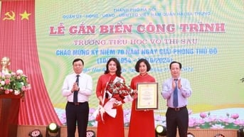 Gắn biển công trình trường Tiểu học mừng kỷ niệm 70 năm Giải phóng Thủ đô