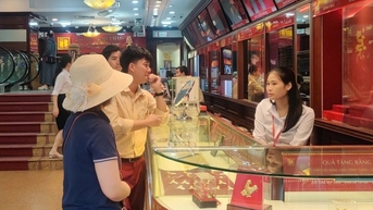 Dự báo giá vàng có thể tiếp đà giảm mạnh, người dân thận trọng khi mua vàng đầu tư