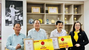 "Mai Vang Tri An"은 오페라 아티스트와 오케스트라 연주자를 기리는 행사입니다.