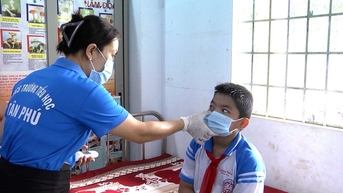 Nhiều trường học ở TP Đồng Xoài có học sinh mắc bệnh đau mắt đỏ