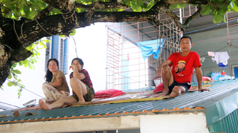 Cảnh sống trên thuyền, ngủ mái nhà ở “rốn lũ” sông Hoàng Long