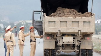 CSGT Nghệ An xử lý nhiều xe quá tải, kéo bùn đất ra quốc lộ gây bụi mù mịt