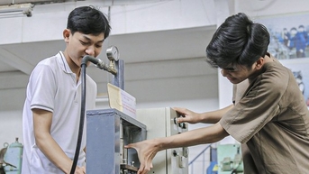 Sinh viên Đà Nẵng sáng chế máy ép chén đĩa từ vật liệu thân thiện môi trường